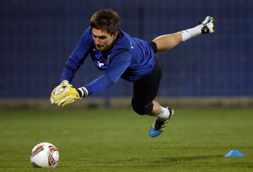 Tătăruşanu a evoluat ca titular şi în amicalul România - Uruguay 1-1, el fiind anunţat de Piţurcă de faptul că va rămîne în continuare prima soluţie la 