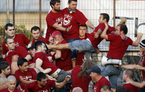 Rapid şi Steaua nu se luptă doar pe teren pentru a fi lideri, dar şi în ceea ce priveşte infracţionalitatea pe arenele sportive.