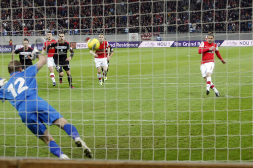 Cătălin Munteanu a deschis scorul cu un şut din penalty.