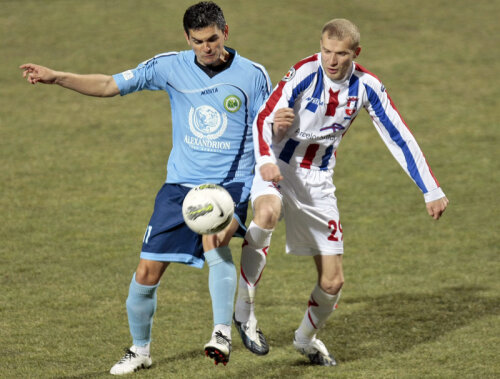 Viorel Dinu (stînga, în duel cu Giurgiu) a marcat chiar la debutul său în Liga 1