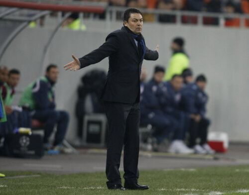 Ilie Stan nu mai are voie să folosească jucătorii pe alte posturi decît cele de bază