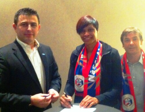 Nicolae Luca şi vedeta Alisson Pineau la semnarea contractului, la Paris. Sursa: CS-Oltchim.com