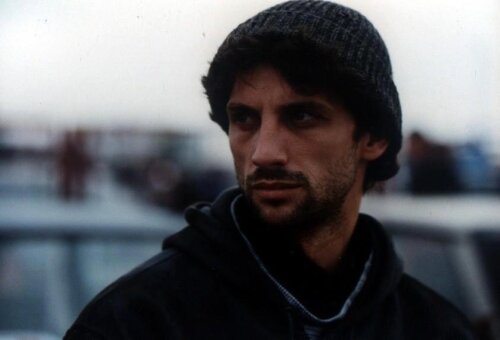 Andi Vasluianu e actor, un actor formidabil. Acest lucru o spune CV-ul său, dar şi felul în care vorbeşte despre ceea ce face.