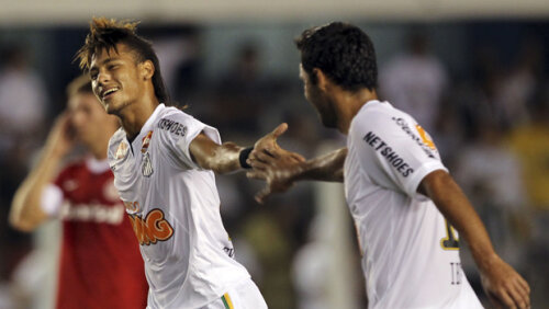 Neymar, felicitat de colegi (foto: placar.abril.com.br)