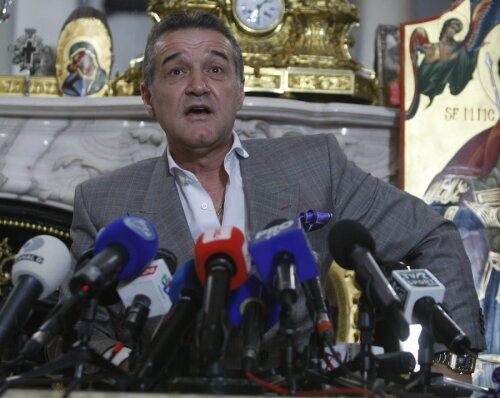 Gigi Becali admiră jocul Concordiei, condusă de Reghecampf