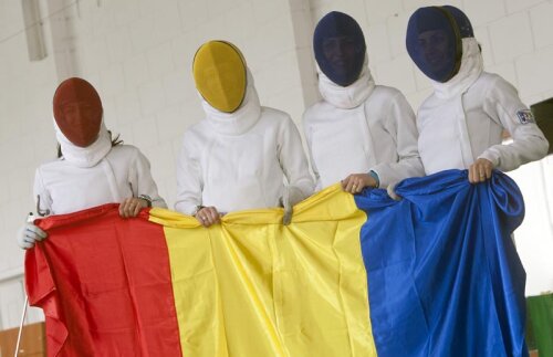 Simona Gherman, Ana Maria Brînză, Anca Măroiu şi Loredana Dinu (de la stînga la dreapta) cu steagul României // Foto: Raed Krishan