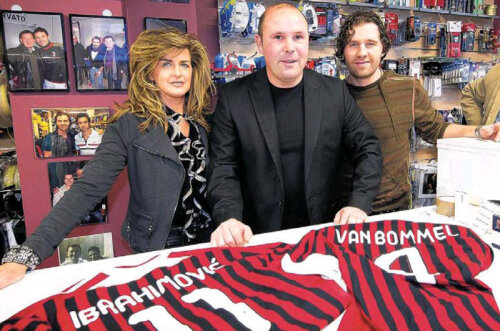 Bosman (în centru) a primit cadou tricourile lui Ibrahimovici și Van Bommel