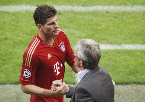 Heynckes îl felicită pe Gomez, autor a 4 goluri contra elvețienilor