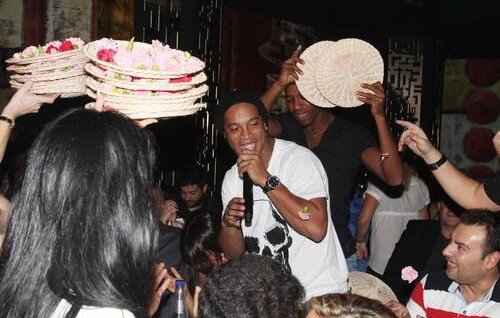 Ronaldinho e client fidel al discotecilor din Rio