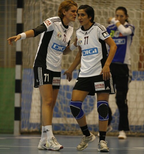 Muntenegreanca Marija Jovanovici (stînga) şi turcoaica Yeliz Özel s-au integrat bine în formula Oltchimului Foto: Alex Nicodim