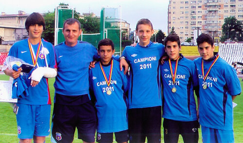 Răzvan Popa, cu mîna în ghips, a cîștigat, anul trecut, cu Steaua campionatul de juniori U14 al Municipiului București, după 3-0 în finală cu Dinamo