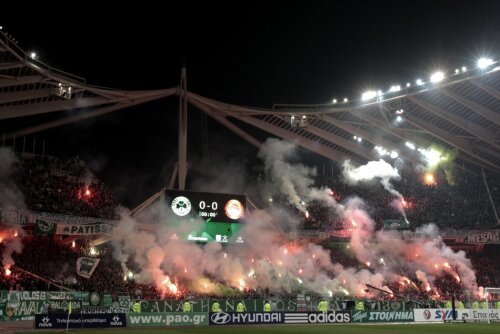 Fanii lui Panathinaikos au întrerupt partida cu marea rivală Olympiakos (foto: Reuters)