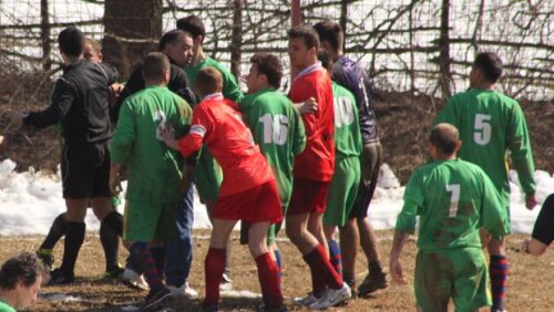 Un jucător l-a bătut pe arbitru cu lopata sursa foto: arenabuzoiana.ro