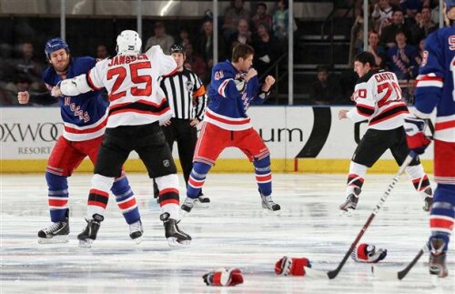 Scenă tipică dinaintea startului partidei New York Rangers - New Jersey Devils