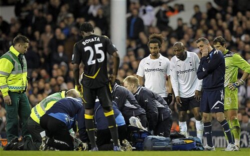 Fabrice Muamba s-a prăbuşit pe gazon în timpul partidei cu Tottenham (sursa foto: AFP)