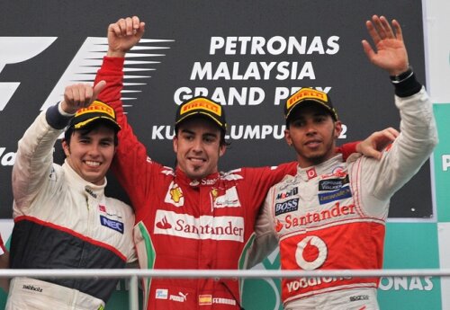 Podiumul de la Sepang: 1. Alonso (Ferrari, centru), 2. Perez (Sauber, stînga), 3. Hamilton (McLaren, dreapta)