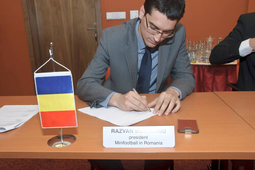 Răzvan Burleanu a devenit, sîmbătă, primul preşedinte al Federaţiei Europene de Minifotbal, organism constituit la finalul săptămînii trecute, la Praga.