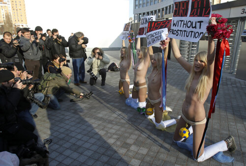 Campania contra prostituției nu le sperie deloc pe vînzătoarele de plăceri sexuale din Ucraina // Foto: Reuters