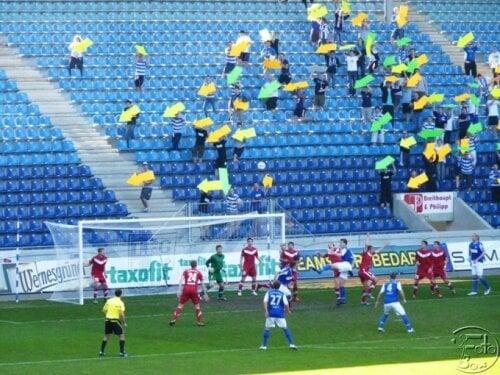 Suporterii lui Magdeburg au încercat să le arate fotbaliştilor drumul spre gol. Sursa foto: 101greatgoals.com