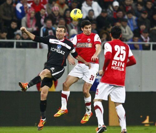 Duel Cristian Todea şi Srdjan Luchin din meciul cîştigat acasă de dinamovişti în campionat cu 2-0