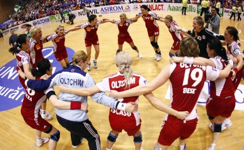 Hora bucuriei de după meciul cu Gyor în 2010, cînd vîlcencele s-au calificat în finala Ligii // Foto: Raed Krishan