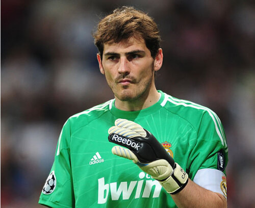 Casillas (30 de ani) a crescut și s-a format la Real, unde-i din 1990