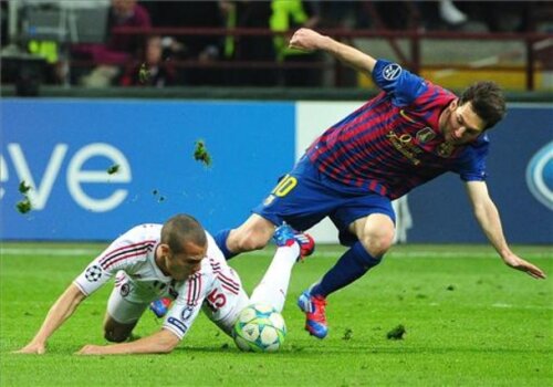 Bucăți de gazon au zburat deseori la duelurile dintre Messi și colegii lui cu milanezii