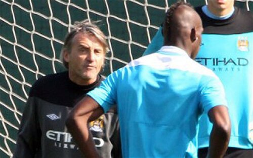 Chipul lui Mancini arată limpede cît de mînios era pe Balotelli