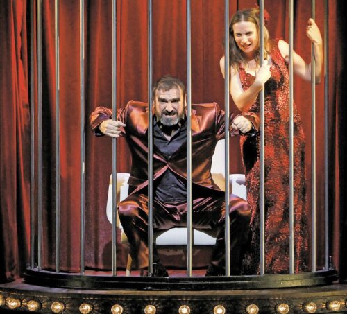 Eric Cantona, alături de Valerie Crouzet, în rolul tiranului-sclav din piesa 