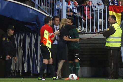 Momentul în care Ruben Castro a sărit în brațele psiholoagei (foto: Reuters)