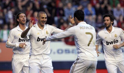 Benzema și Ronaldo (centru) celebrează una dintre reușitele de la Pamplona (foto: Reuters)