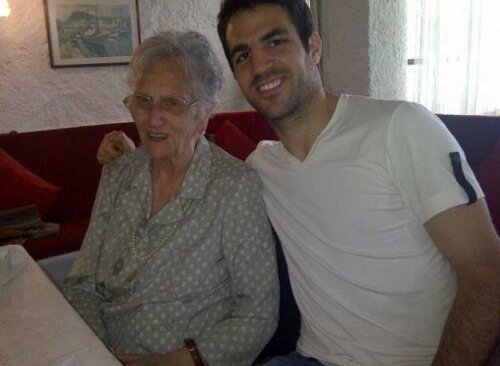 Un nepot ”de milioane”: Cesc Fabregas împreună cu bunica lui