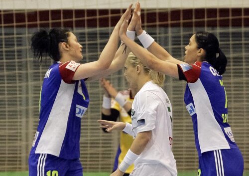 Vetkova şi Brădeanu se felicită după o acţiune reuşită în apărare // Foto: Raed Krishan