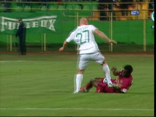 Momentul în care Hugo Luz îl loveşte pe Sougou Captură: DigiSport