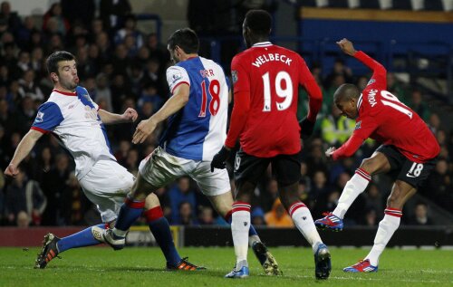 Ashley Young (dreapta) a înschis tabela la scurt timp după ce intrase în locul lui Scholes (foto: Reuters)