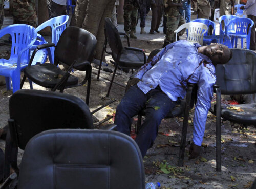 Aceasta este imaginea crudă surprinsă de fotograful Reuters, Feisal Omar, cu preşedintele federaţiei de fotbal omorît pe scaun // Foto: Reuters
