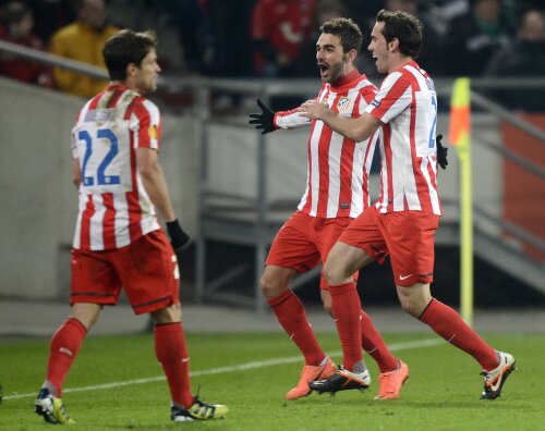 Adrian Lopez (centru) a marcat unul dintre cele mai spectaculoase goluri ale carierei (foto: Reuters)
