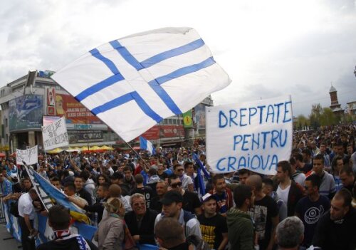 Mitingul fanilor
Universității Craiova
a durat circa două
ceasuri