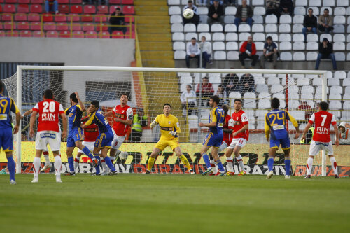 Dinamo a pierdut sîmbătă seară, pe teren propriu, cu 0-3, în faţa celor de la Petrolul foto: Alex Nicodim