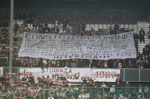 Suporterii formaţiei CFR Cluj au continuat protestele împotriva lui Mitică Dragomir şi a lui Mircea Sandu foto: Lorand Vakarcs