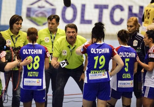 Radu Voina nu mai are asigurat postul de antrenor la Oltchim după ce a ratat calificarea în finala Ligii Campionilor.
