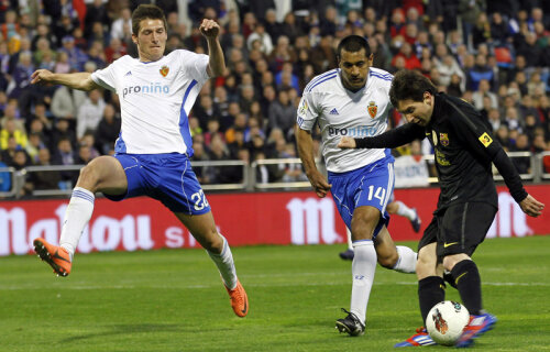Messi (în negru) marchează primul său gol la Zaragoza // Foto: Reuters