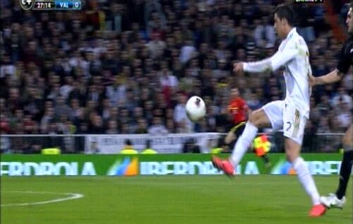 Cea mai controversată fază a meciului, cu Ronaldo călcat de Ruiz
