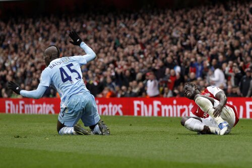 Balotelli a luat al doilea ”galben” pentru fault la Sagna, ținta predilectă a agresiunilor sale (foto: Reuters)