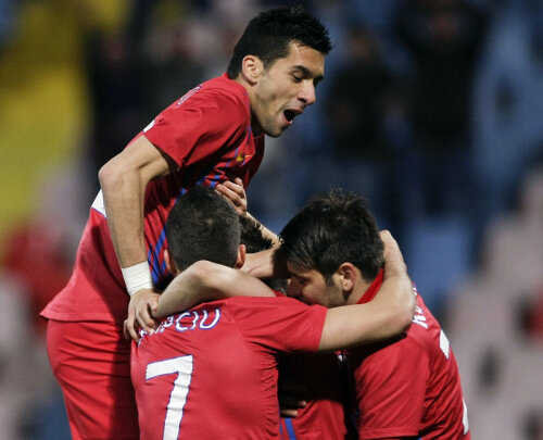 Dacă vor lua titlu, steliştii ar putea cîştiga din prime chiar mai mult decît cîştigă din salariu!