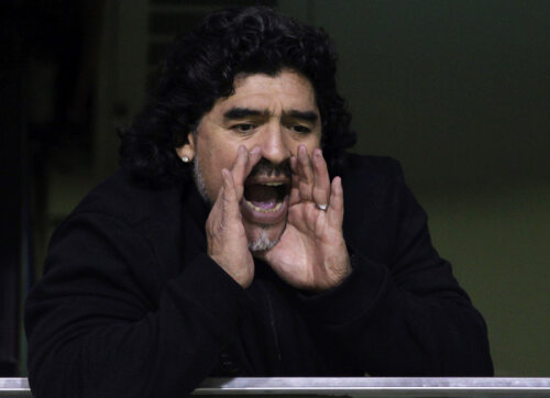 Maradona își iese din minți cînd dă de Olăroiu. În trei meciuri în Emirate, românul l-a bătut de două ori cu Al Ain, pierzînd un meci