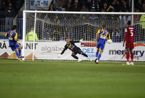 Hamza a mai făcut o victimă celebră, după ce runda trecută se distrase cu fundaşii lui Dinamo // Foto: Alex Nicodim (Ploieşti)