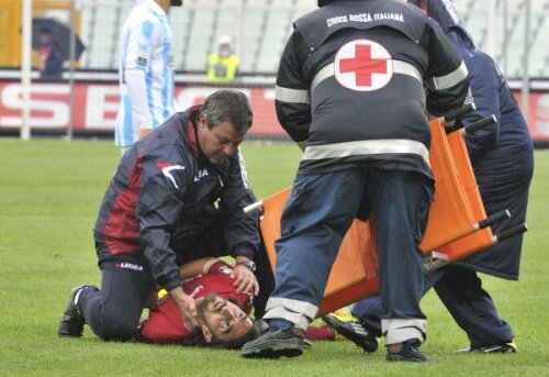 Morosini s-a stins pe teren, cauza morții urmînd a fi stabilită după autopsie. Livorno și Vicenza au retras deja tricoul cu nr. 25. Foto: Reuters