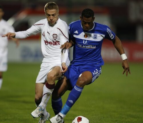 David Lopes (dreapta) în duel cu Mihai Roman