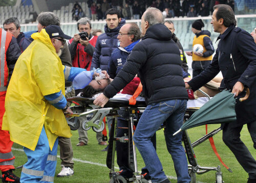 Medicii de la Pescara susțin că Piermario Morosini era viu pe targă, avea puls la carotidă, iar în salvare prezenta convulsii // Foto: Reuters